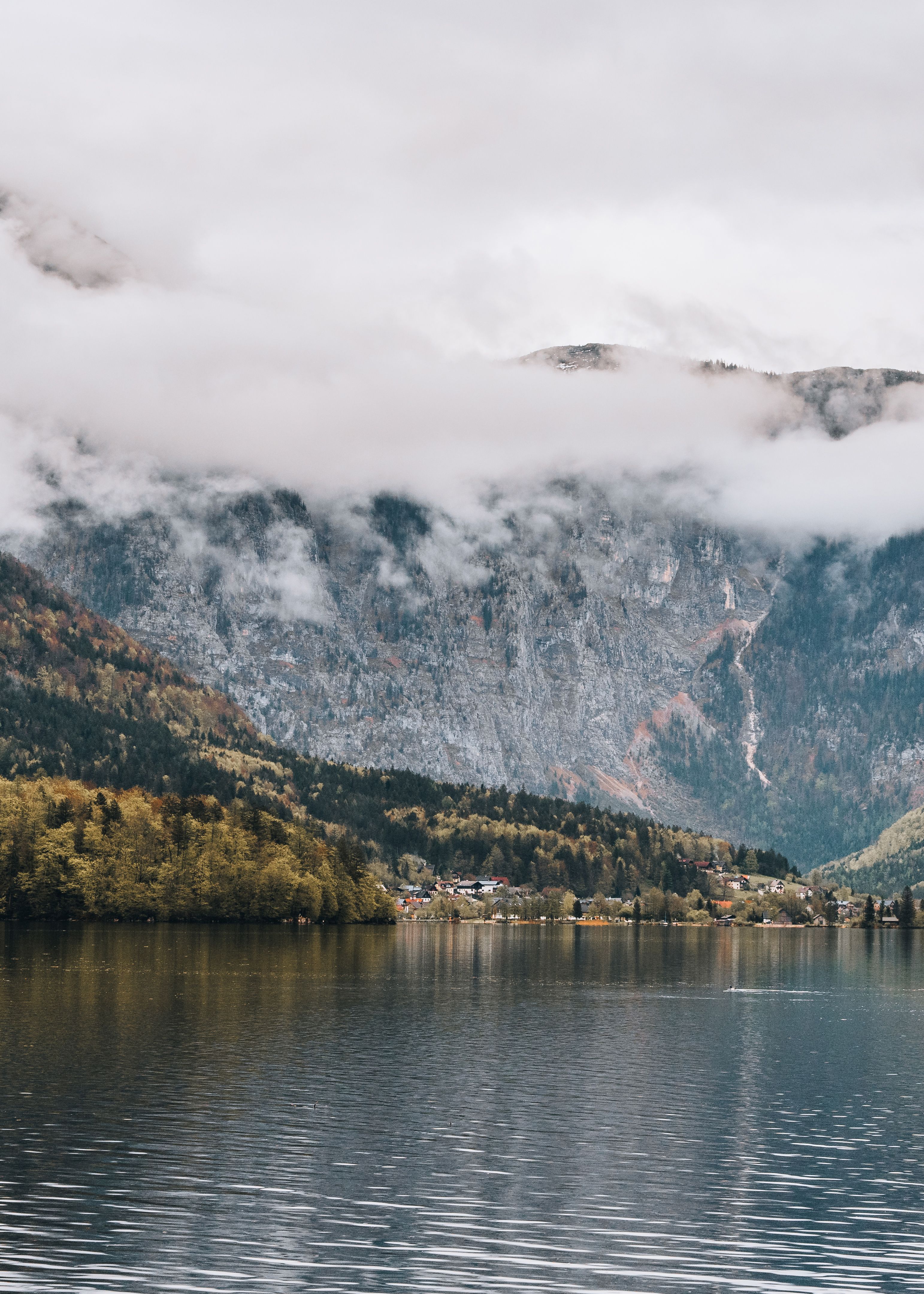 Nebliger Alpensee im Salzkammergut