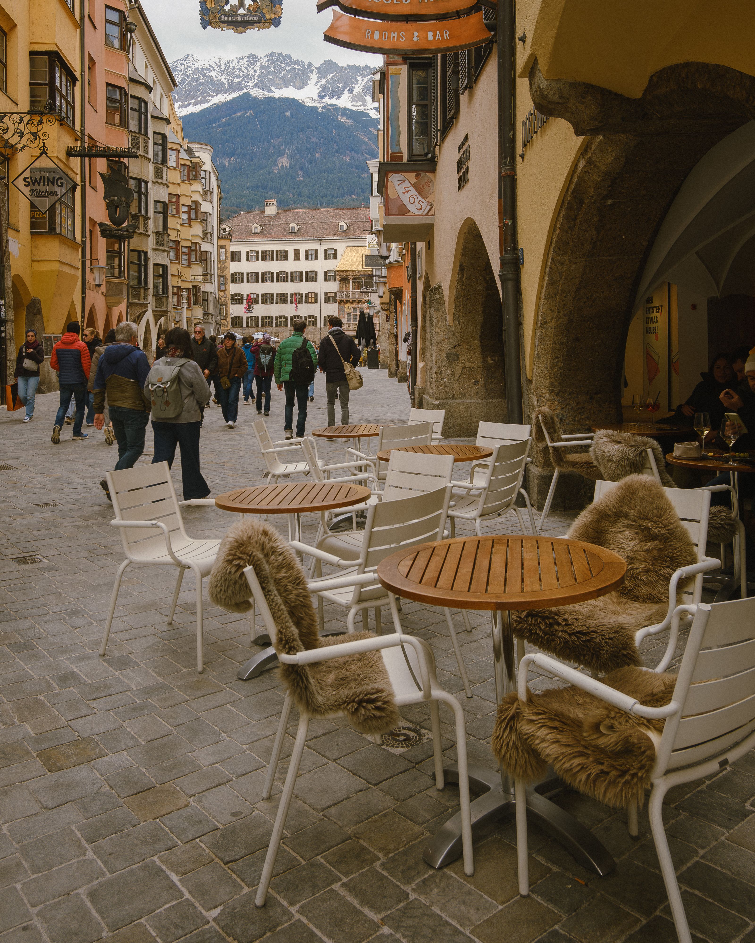 Innsbruck Maria-Theresien-Nähe mit Bergkulisse